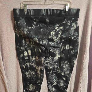 Torrid Black & White Tie Dye Capris Leggings Size 3X